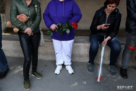 Məktəbin qarşısında Elina Hacıyevanın ölümü ilə əlaqədar anım mərasimi keçirilib - FOTO - VİDEO - YENİLƏNİB-2