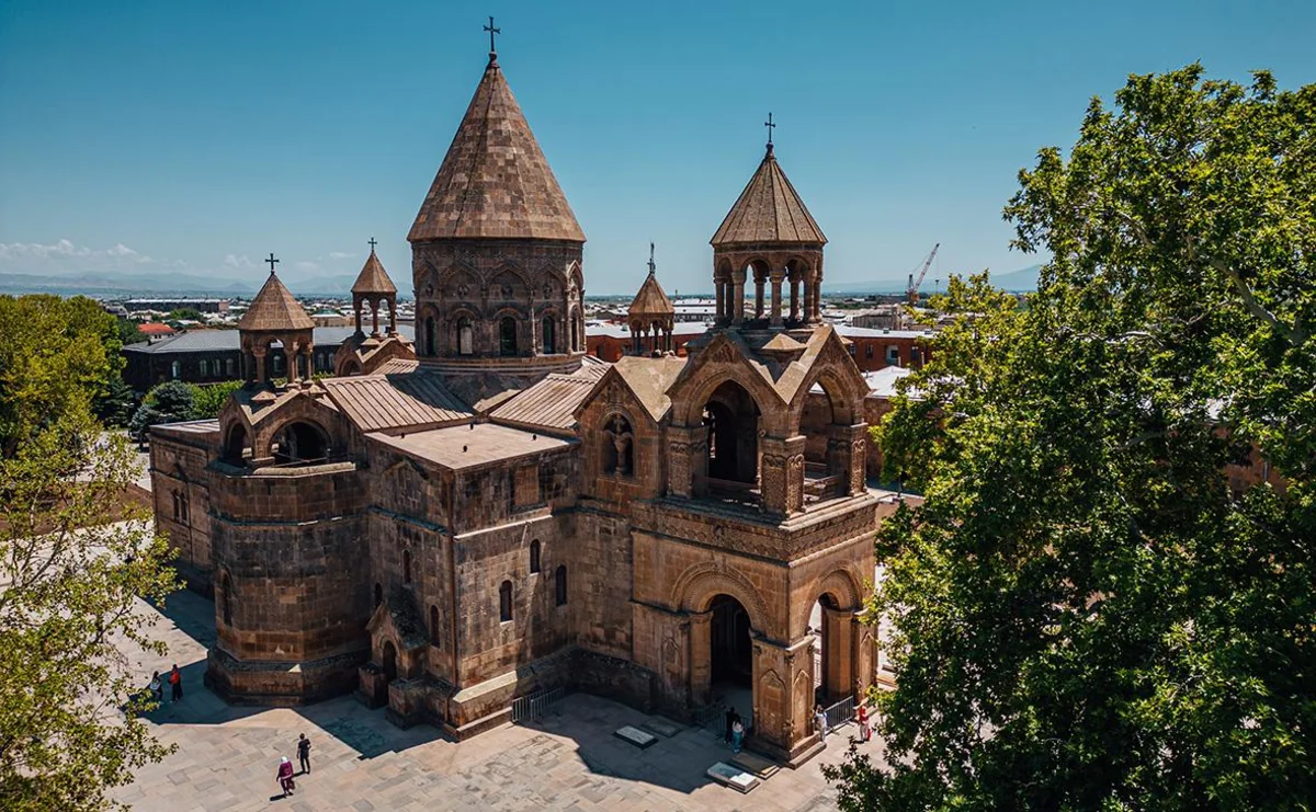 Special forces of Armenia's National Security Service leaves residence of Garegin II without detaining Ajapakhyan