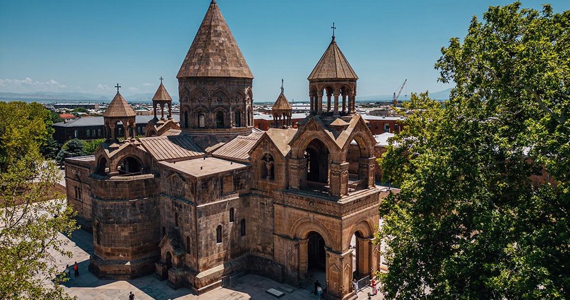 Scuffle between priests, security forces near residence of Garegin II in Armenia