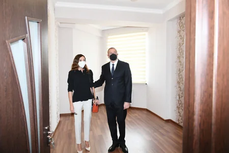 İlham Əliyev və Mehriban Əliyeva Bakıda şəhid ailələrinə, müharibə əlillərinə mənzil və avtomobillərin təqdimatında iştirak ediblər