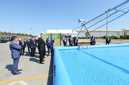 Prezident İlham Əliyev Beynəlxalq qida sənayesi və kənd təsərrüfatı sərgiləri ilə tanış olub