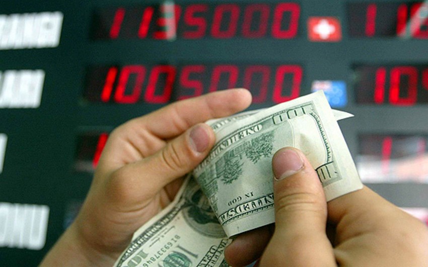 ​Azərbaycanda dolların rəsmi məzənnəsi 1,6 manatı keçib