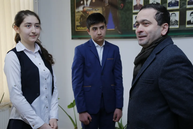 Media nümayəndələri düşmən atəşi altında dərs keçilən məktəbi ziyarət ediblər - FOTO