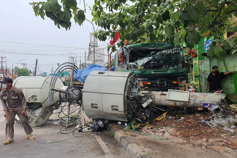 В Индонезии грузовик врезался в автобусную остановку, 11 человек погибли