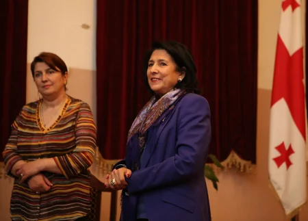 Gürcüstan Prezidenti Bolnisi rayonunda yerli sakinlərlə görüşüb