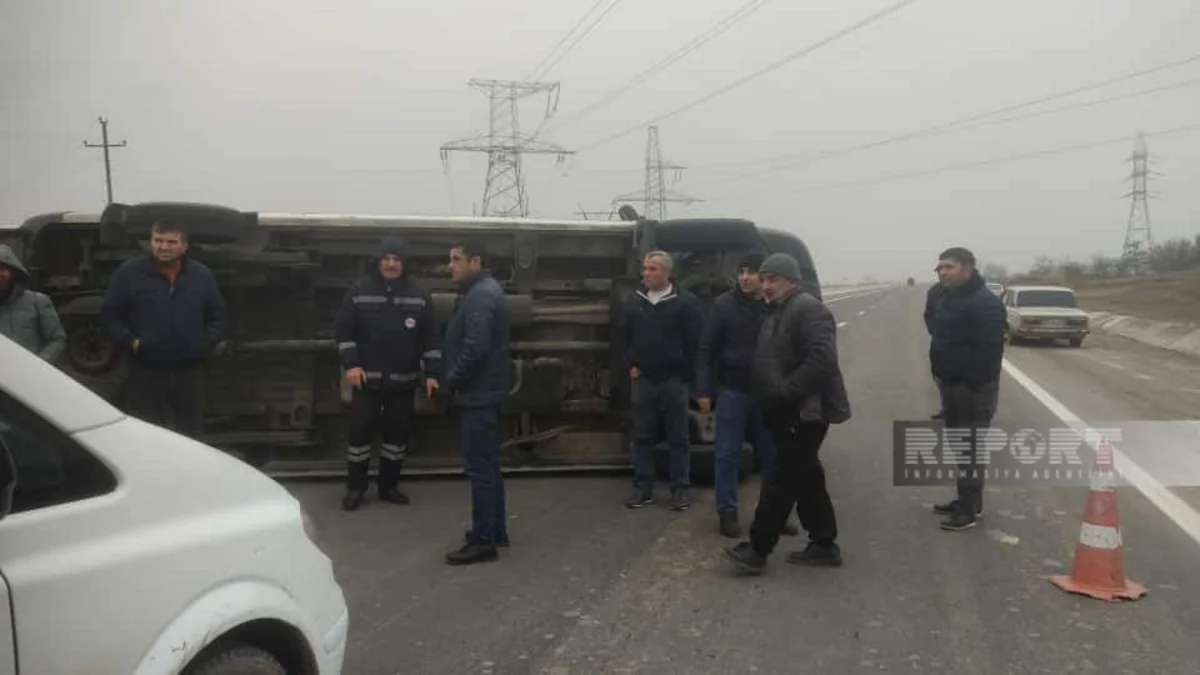 Şəmkirdə təcili tibbi yardım maşını aşıb, sürücü xəsarət alıb