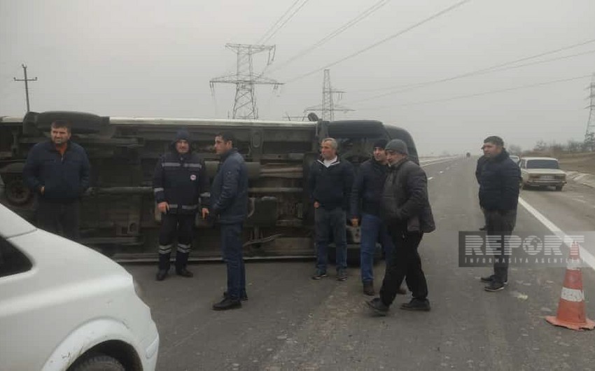 Şəmkirdə təcili tibbi yardım maşını aşıb, sürücü xəsarət alıb
