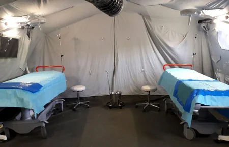 ​Müdafiə naziri cəbhə bölgəsində mobil səhra hospitallardan birində olub