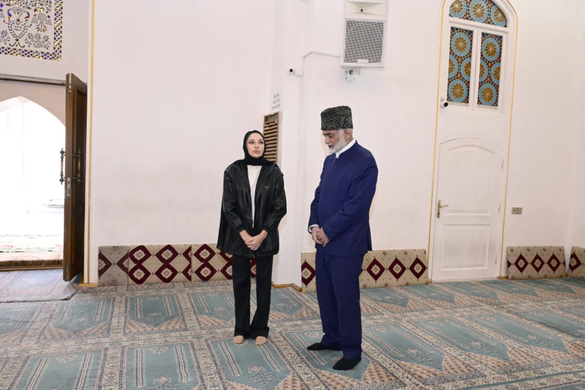 Birinci vitse-prezident Gəncənin Şah Abbas və Hüseyniyyə məscidlərinin vəziyyəti ilə tanış olub