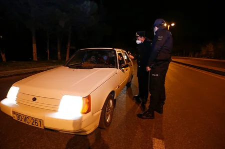 Bakıda evdən çıxma icazəsi olmayan sürücü və sərnişilər cərimələnib