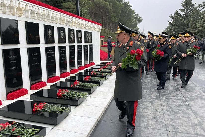 Müdafiə Nazirliyinin şəxsi heyəti Şəhidlər xiyabanını ziyarət edib