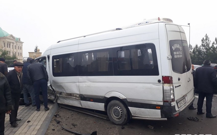 Gəncədə mikroavtobuslar toqquşub, iki nəfər xəsarət alıb - YENİLƏNİB