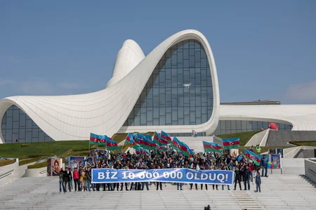 Heydər Əliyev Mərkəzinin qarşısında “On milyon” adlı fleşmob keçirilib