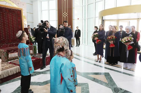 Mehriban Əliyeva Türkmənbaşı şəhərində təsviri və dekorativ sənət əsərlərindən ibarət sərgilərlə tanış olub