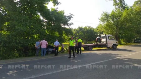 В Огузе автомобиль врезался в дерево, есть пострадавшие