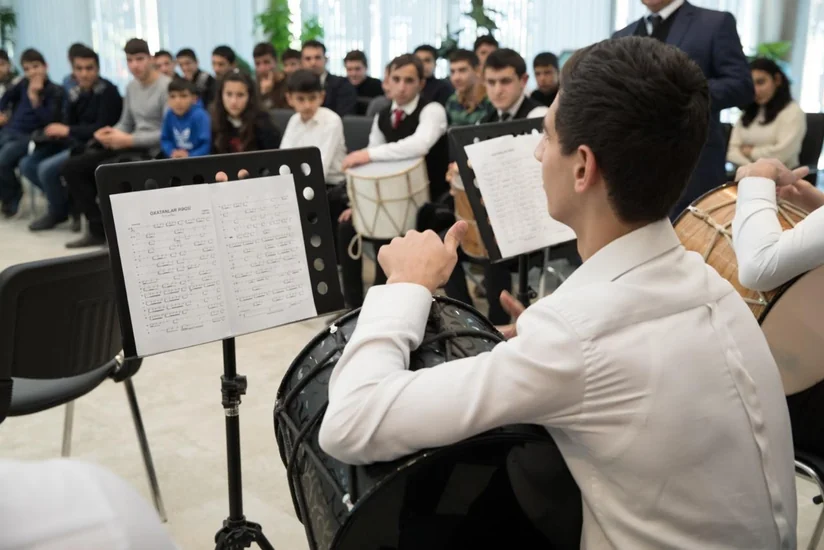 Heydər Əliyev İncəsənət Məktəbində “Azərbaycan milli musiqi alətləri: tarix və müasirlik” mövzusunda təlim keçirilib