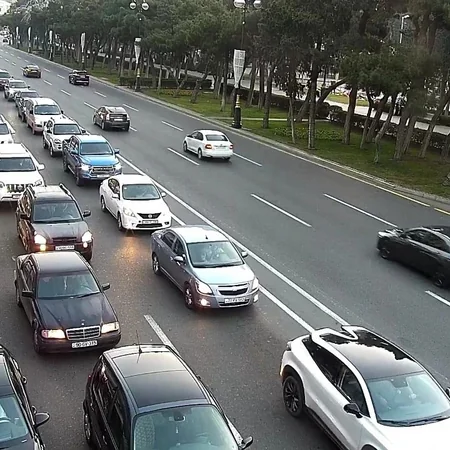 Bakıda nəqliyyatın sıxlığı müşahidə edən yolları açıqlanıb