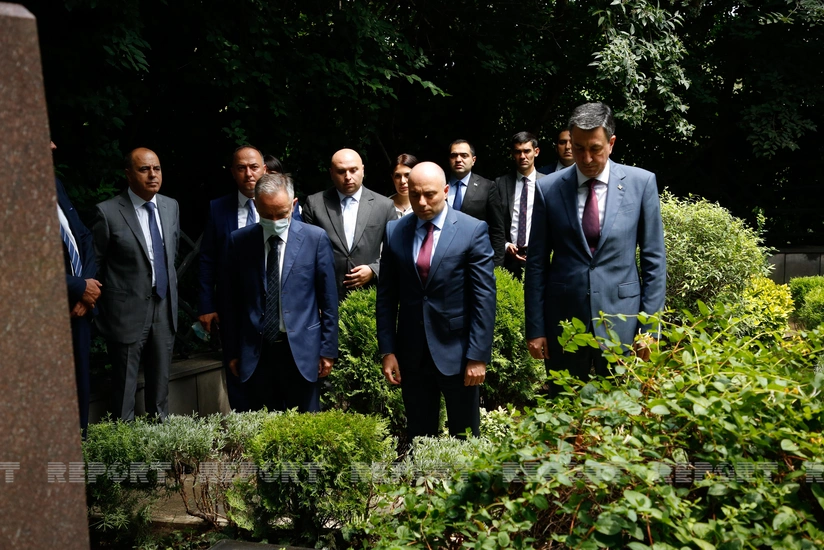 Nazir Tbilisidə görkəmli azərbaycanlıların panteonunu ziyarət edib