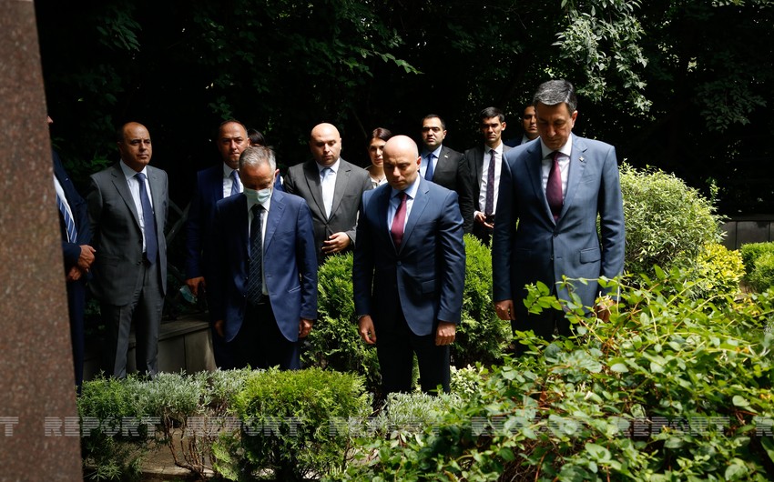 Nazir Tbilisidə görkəmli azərbaycanlıların panteonunu ziyarət edib