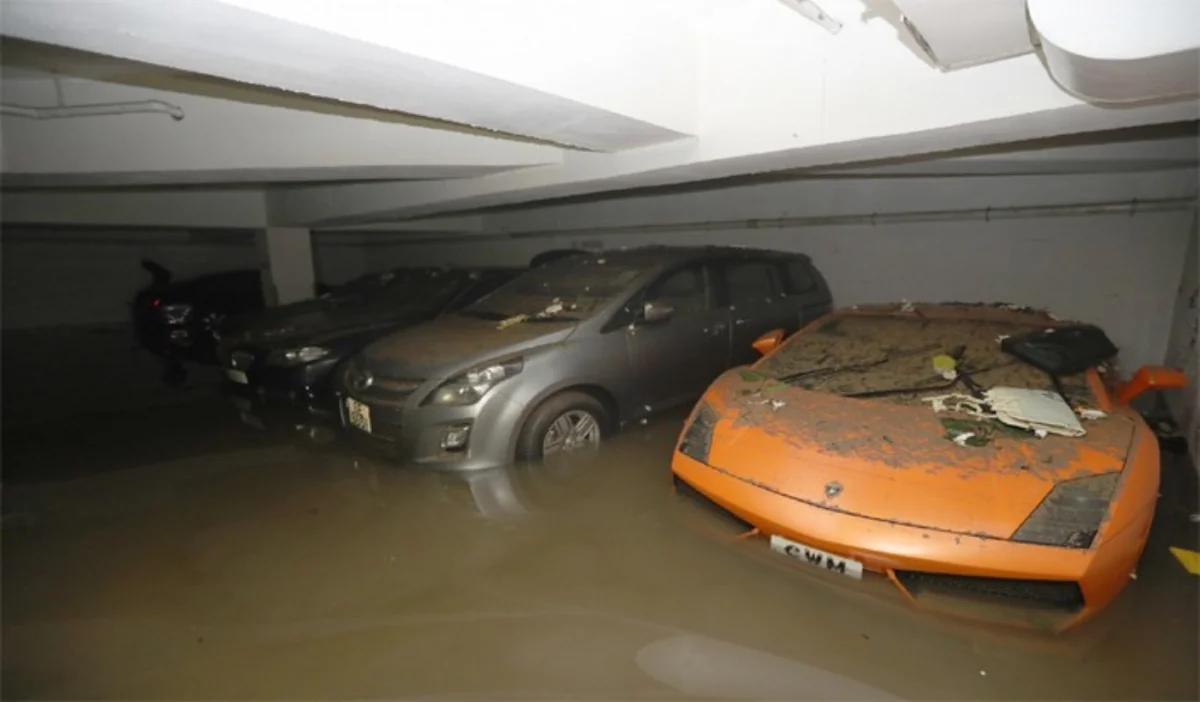 Çində avtodayanacaq çöküb, 8 nəfər ölüb