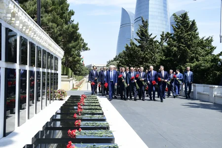 Şuşada keçiriləcək beynəlxalq konfrans iştirakçıları Heydər Əliyevin məzarını, Şəhidlər xiyabanını və “Türk şəhidliyi”ini ziyarət ediblər