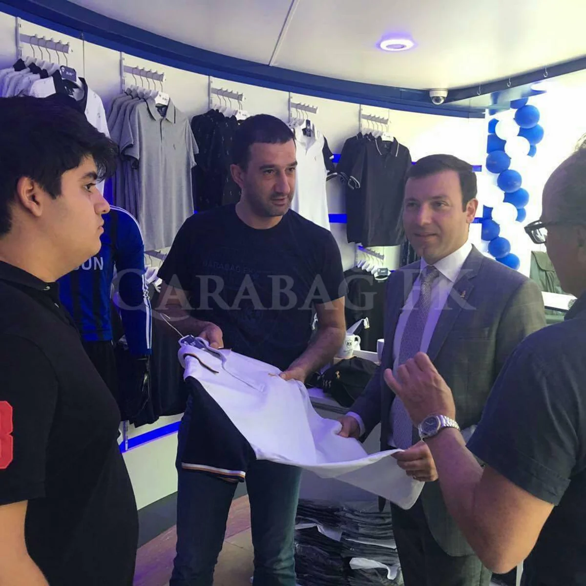AFFA-nın baş katibi Elxan Məmmədov “Qarabağ” klubunun yeni açılan fan-şopunu ziyarət edib