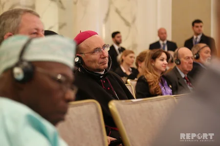 IV Qlobal Bakı Forumu öz işini panel iclaslarla davam etdirir