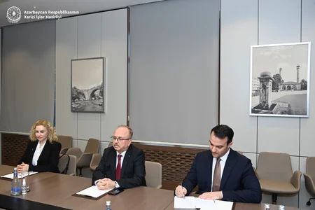 Birol Akgün etimadnaməsinin surətini Ceyhun Bayramova təqdim edib