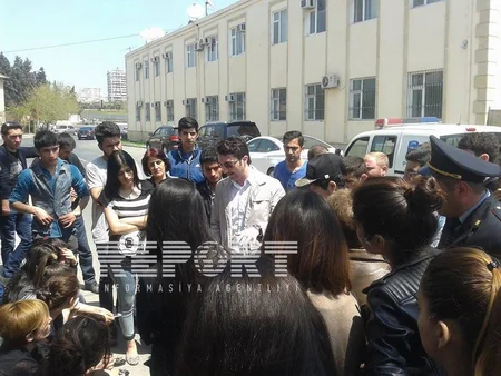 Qətlə yetirilən Aytac Babayevanın qohumları prokurorluq binasının qarşısında aksiya keçirib