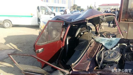 Lənkəranda mikroavtobusla minik maşını toqquşub, bir nəfər ölüb, bir nəfər xəsarət alıb - FOTO