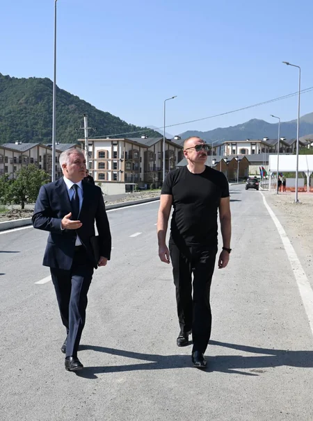 Prezident “Balland-Kəlbəcər balı, arı və arıçılıq məhsulları mağazası”nın açılışında iştirak edib - YENİLƏNİB