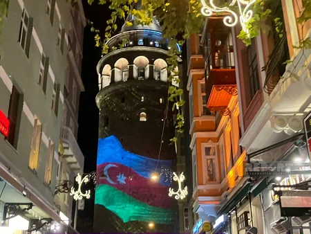 İstanbuldakı Qalata qülləsi Azərbaycan bayrağının rənglərinə boyanıb