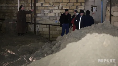 Bakıda su borusu partlayıb, 10 evi su basıb - VİDEO