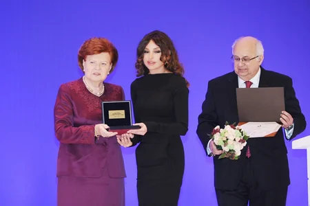 Mehriban Əliyeva Nizami Gəncəvi Beynəlxalq Mərkəzinin qızıl medalı ilə təltif edilib - YENİLƏNİB-2