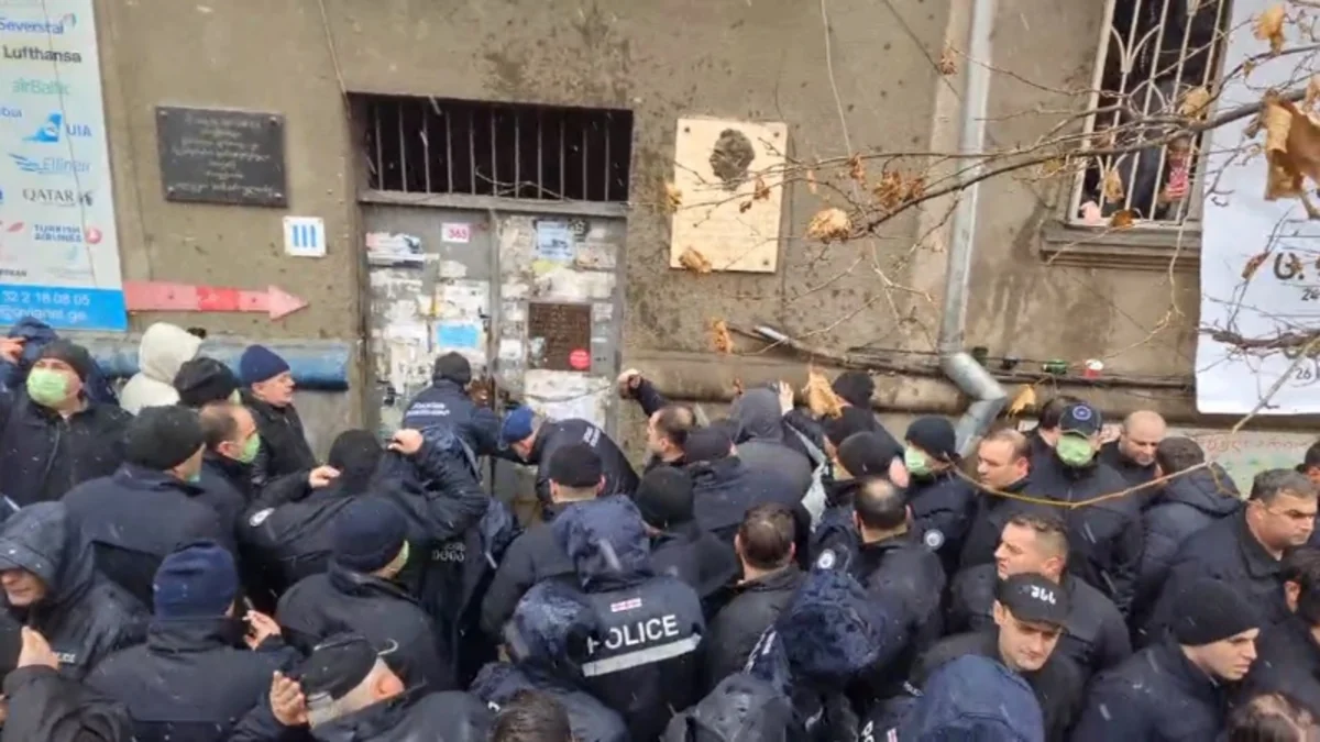 Tbilisidə polislə vətəndaşlar arasında qarşıdurma olub, tanınmış yazıçı saxlanılıb