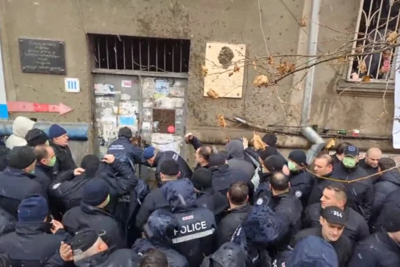 Tbilisidə polislə vətəndaşlar arasında qarşıdurma olub, tanınmış yazıçı saxlanılıb