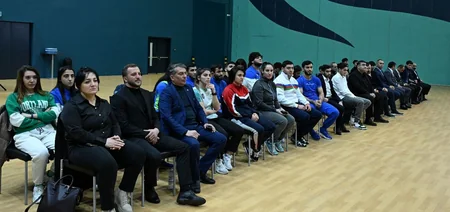 Nazir beynəlxalq yarışlarda uğur qazanan idmançılarla görüşüb