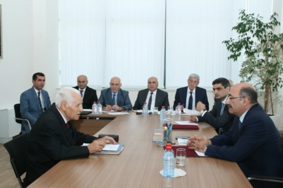 Əbülfəs Qarayev vətəndaşlara kömək edəcəyinə söz verib