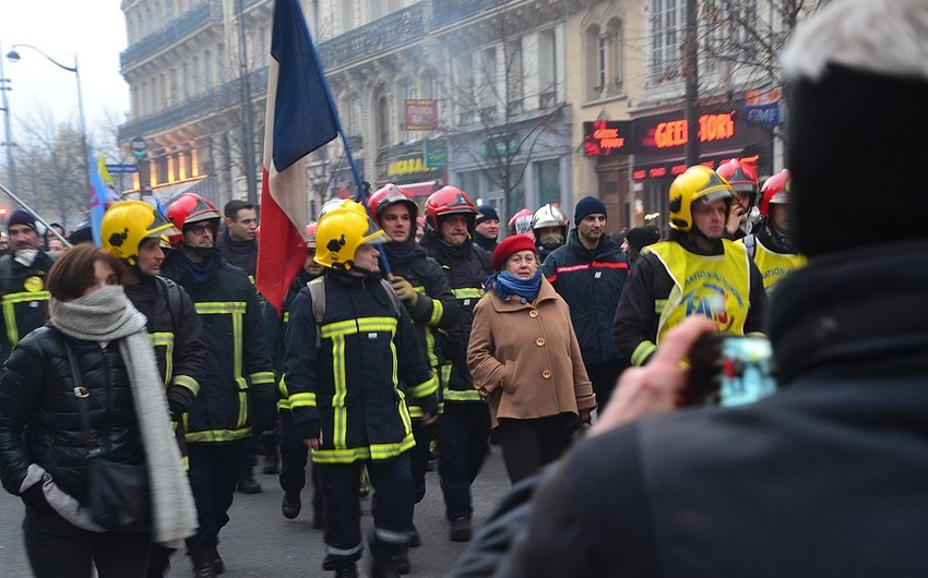 Fransada etirazçılar Paris regionunda avtobus parklarını bağlayıblar