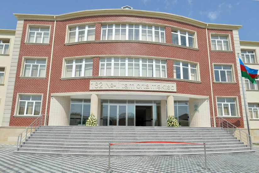 Məktəb direktoru şagirdi sinifdə saxlayır, valideyn təhdid edilir - İDDİA