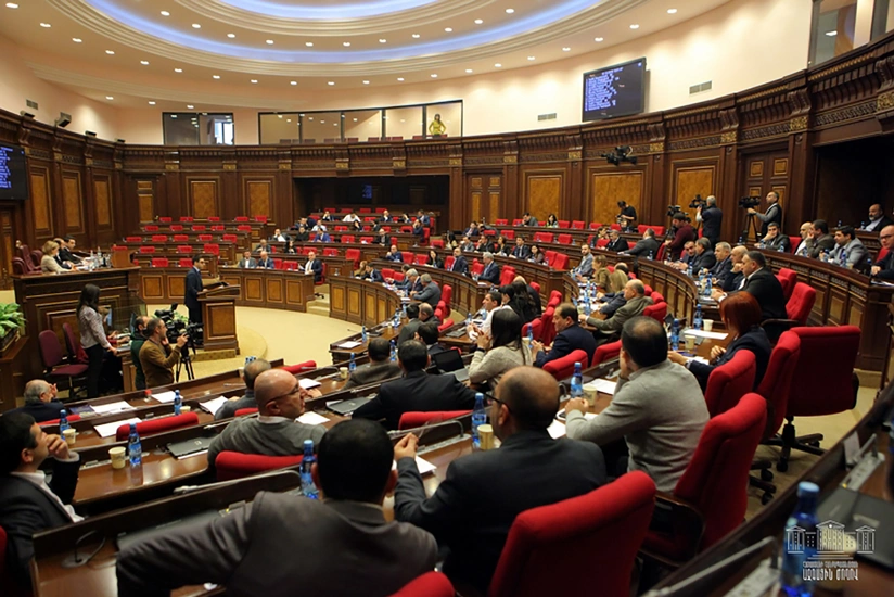 Ermənistan parlamentində əlbəyaxa dava olub