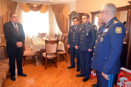“Şücaətə görə” medalı hərbi pilot Rəşad Atakişiyevin ailəsinə təqdim olunub