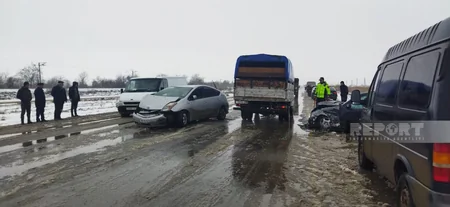 Sabirabadda minik avtomobilləri toqquşub, xəsarət alanlar var