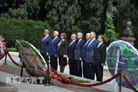 ​YAP rəhbərliyi ümummilli lider Heydər Əliyevin məzarını ziyarət edib
