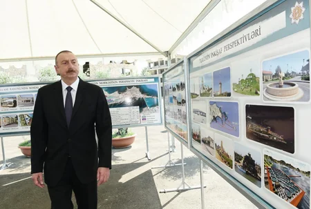 Prezident İlham Əliyev Pirallahı qəsəbəsinin mərkəzi hissəsində həyata keçiriləcək tədbirlərin layihələri ilə tanış olub - YENİLƏNİB