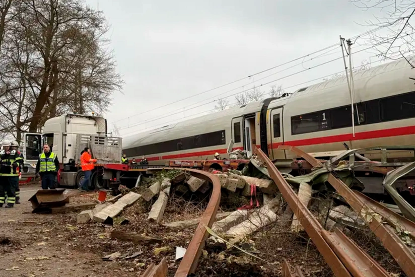 KİV: Almaniyada qatarla yük maşınının toqquşması nəticəsində 12 nəfər xəsarət alıb