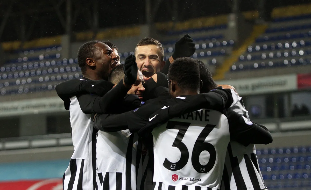 Neftçi çempionatda 400-cü ev oyununa çıxan ilk komanda oldu