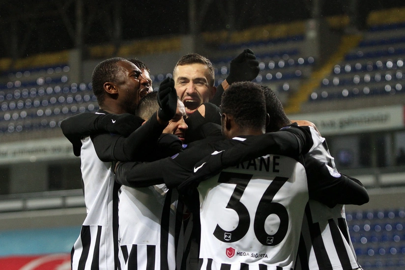 Neftçi çempionatda 400-cü ev oyununa çıxan ilk komanda oldu