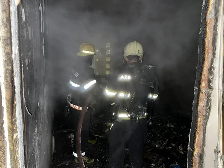 При взрыве с пожаром в многоэтажном доме в Сарае пострадал человек, зданию нанесен ущерб - ВИДЕО