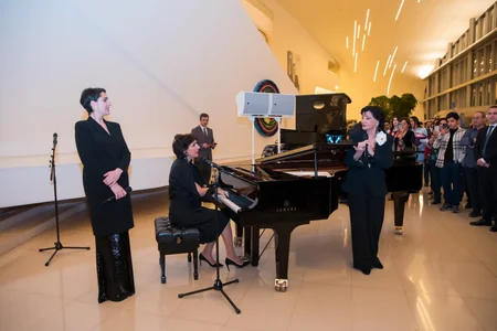Heydər Əliyev Mərkəzində gürcü rəssamın sərgisi açılıb